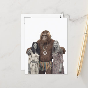 Vintage Hippie-Damen und Sasquatch Postkarte