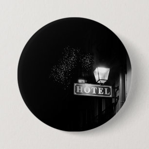 Vintage-Hotelschild, Straßenlaterne und viele Lich Button