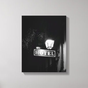 Vintage-Hotelschild, Straßenlaterne und viele Lich Leinwanddruck