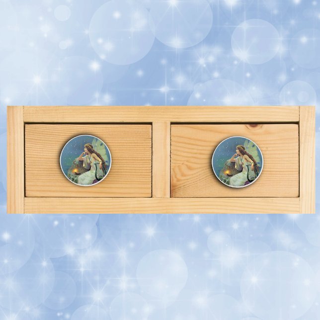 Vintage Hübsche Fee Harp Candle Ocean Keramikknauf (Pretty fairy sitting on cliff stars in sky beside a candle and harp on drawer knob pull.)