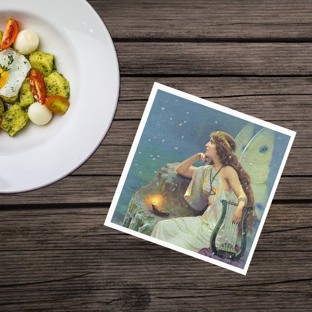 Vintage Hübsche Fee Harp Candle Ocean Serviette (Fairy sitting on cliff in white dress with candle and harp under night sky on napkins.)