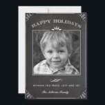 Vintage Imitats Chalkboard Happy Holidays Foto Feiertagskarte<br><div class="desc">Senden Sie Ihre Urlaubswünsche mit dieser individuell gestaltbaren Urlaubskarte an Freunde und Familie. Diese Foto-Urlaubskarte weist ein Imitat-Chalkboard-Muster auf. Personalisieren Sie diese,  indem Sie Ihre Daten hinzufügen. Diese individuelle Urlaubskarte ist auch in anderen Farben und mit einem Kartenmaterial erhältlich. Matching-Elemente sind verfügbar.</div>