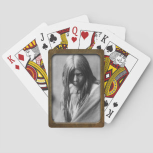 Vintage Indianerin Apache-Mädchen spielt Karten Spielkarten
