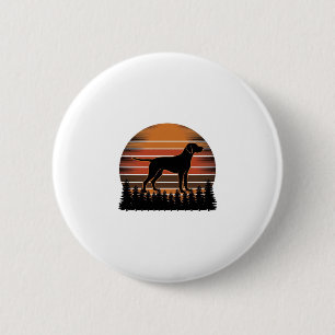 Vintage-Jagdhund-Sonnenuntergang-Wald-Vektordesign Button