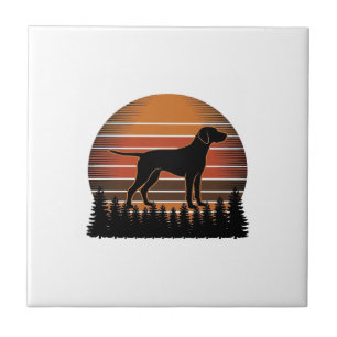 Vintage-Jagdhund-Sonnenuntergang-Wald-Vektordesign Fliese