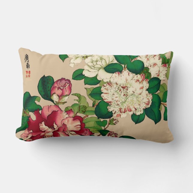 Vintage japanische Kamelien. Deep Pink auf Beige Lendenkissen (Vorderseite)