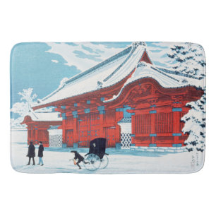 Vintage japanisches rotes Tor in winterlichem Schn Badematte