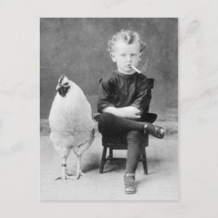 Vintage Junge raucht sitzend neben einem Huhn Postkarte