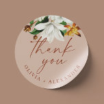 Vintage Kamelie. Hellrosa Hochzeit danke Runder Aufkleber<br><div class="desc">Eleganter Blumenkohl Dankeschön Sticker mit blühender Vintager Kamelie für botanischen Garten Hochzeit / Engagement Party / Probe Abendessen in Pastellfarben blassrosa,  staubige Rosa.</div>