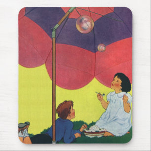 Vintage Kinder blasen unter einem Schirm Mousepad