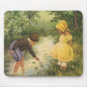 Vintage Kinder, Junge und Mädchen spielen von Cree Mousepad