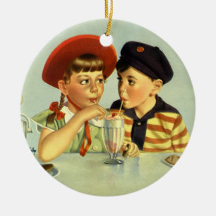 Vintage‑Kinder, Junge und Mädchen teilen einen Mil Keramik Ornament