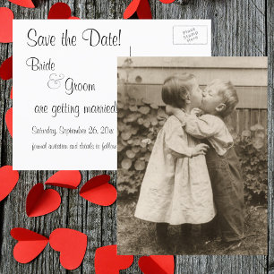 Vintage Kinder küssen sich im Garten Save the Date Ankündigungspostkarte
