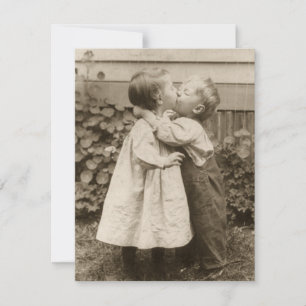 Vintage Kinder küssen sich im Garten Save the Date Einladung