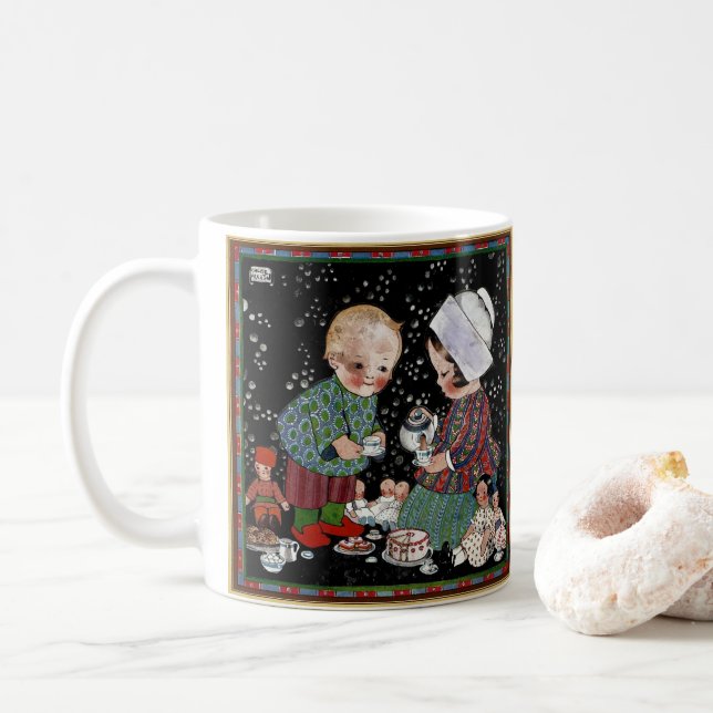 Vintage Kinder mit einem Tee-Party, das sich vortä Kaffeetasse (Mit Donut)