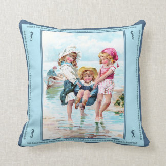 Vintage-Kinder spielen an der Meeresküste Kissen