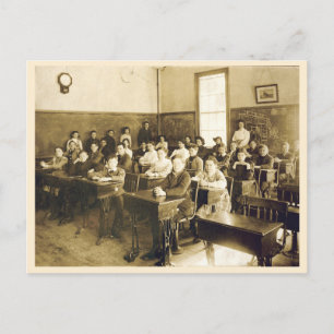 Vintage Klassenzimmer mit Schülern an Schreibtisch Postkarte