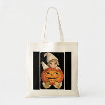 Vintage kleines Mädchen mit großem Halloween-Kürbi