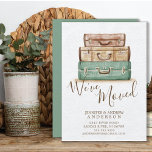 Vintage Koffer | Ankündigung der Beförderung<br><div class="desc">Teilen Sie Ihre neue Zuhause-Adresse mit unserer Vintagen Aquarellenkarte mit. Das Design zeichnet sich durch Aquarellbraun & aquamarin blaue Koffer-Set auf einem Aquarellhintergrund mit "We've Moved" in einem modernen handgeschriebenen Schriftart aus. Einfach mit Ihrer neuen Adresse, Telefon- und E-Mail-Adresse anpassen. Drehen Sie unsere niedliche Vintage Gepäckankündigung um einen aquamarinen Hintergrund...</div>