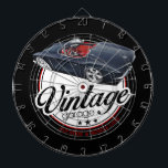 Vintage kundenspezifische Auto-Garage Dartscheibe<br><div class="desc">Dieses ist eine Wiedergabe eines klassischen Fahrzeugs,  das unter Verwendung der Kreiden,  der Markierungen hergestellt wird,  und der farbigen Bleistifte mit einem digital geschaffenen Hintergrund.</div>