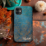Vintage Kupferpatina mit türkisfarbener Kalligrafi Case-Mate iPhone Hülle<br><div class="desc">Dieses Design vereint Vintage Kupferpatina mit türkisfarbener Verdigris-Kalligraphie und verbindet rustikalen Charme mit künstlerischer Finesse. Die uralte Kupfer-Textur bietet eine reiche, erdige Kulisse, die sich wunderbar im Kontrast zur lebendigen türkisfarbenen Schrift befindet und einen beeindruckenden visuellen Effekt erzeugt. Dieses Design ist perfekt für alle, die eine Mischung aus Alt und...</div>