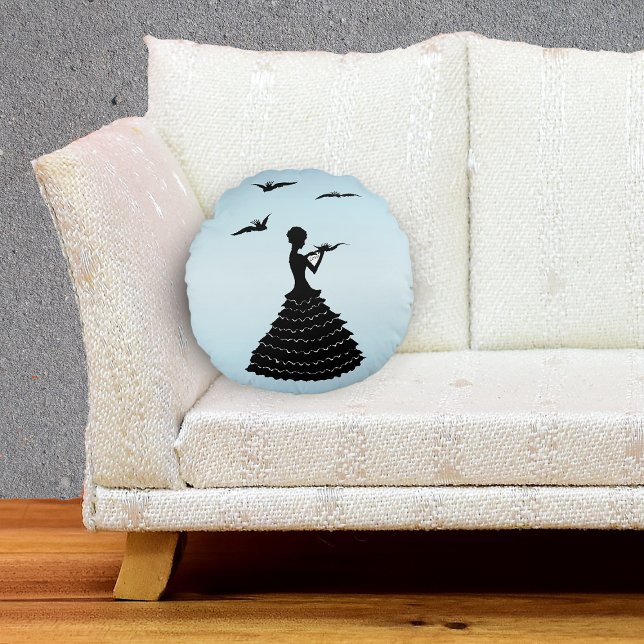 Vintage Lady Silhouette Liebe Letter Doves Rundes Kissen (black silhouette lady in ruffled dress love letter black doves on light blue decorative pillow.)