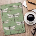 Vintage Libellen auf der Sage Green Monogram iPad Pro Cover<br><div class="desc">Tauchen Sie ein in den Charme der Natur mit diesem Vintagen Libellen-iPad-Cover,  der das Wesen von Anmut und Eleganz vereint. Die zarten Details und die gedämpfte Farbpalette verleihen Ihrem iPad eine Touch der Eleganz und heben sich durch seine Eleganz hervor.</div>