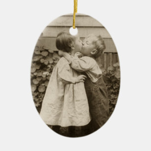 Vintage Liebe Foto Kinder Küssen im Garten Keramik Ornament