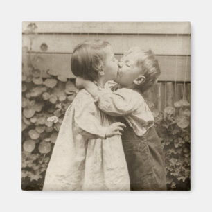 Vintage Liebe Foto Kinder Küssen im Garten Magnet