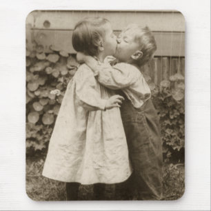 Vintage Liebe Foto Kinder Küssen im Garten Mousepad
