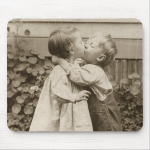 Vintage Liebe Foto Kinder Küssen im Garten Mousepad