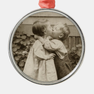 Vintage Liebe Foto Kinder Küssen im Garten Ornament Aus Metall