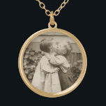 Vintage Liebe Foto Kinder Küssen im Garten Vergoldete Kette<br><div class="desc">Vintages Schwarz-Weiß-Sepia-Foto von zwei Kindern,  die im Garten küssen. Ein hübsches Bild eines kleinen Jungen und Mädchens und ihres ersten Kusses. Darling Bild von Jugend und Unschuld.</div>