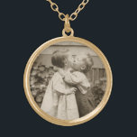 Vintage Liebe Foto Kinder Küssen im Garten Vergoldete Kette<br><div class="desc">Vintages Schwarz-Weiß-Sepia-Foto von zwei Kindern,  die im Garten küssen. Ein hübsches Bild eines kleinen Jungen und Mädchens und ihres ersten Kusses. Darling Bild von Jugend und Unschuld.</div>
