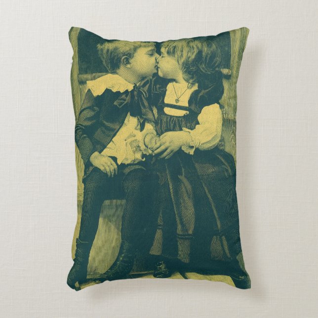 Vintage Liebe und romanisches Foto, Kinder Kiss Dekokissen (Vorderseite(Vertikal))