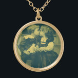 Vintage Liebe und romanisches Foto, Kinder Kiss Vergoldete Kette<br><div class="desc">Vintages Schwarz-Weiß-Sepia-Foto mit einer Viktorianischen Liebe und Romantik-Szene. Romantisches Bild mit einem kleinen Jungen und einem kleinen Mädchen,  zwei Kindern,  die einen unschuldigen Kuss teilen.</div>