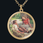 Vintage Liebe und Romantik, Schulliebe Vergoldete Kette<br><div class="desc">Vintage Illustrations-Liebe und Romantik-Design mit einem niedlichen jungen Paar,  das in der Schule flirtet. Die Teenager sitzen mit ihren Lehrbüchern auf einigen Stufen im Schatten des Baumcampus.</div>