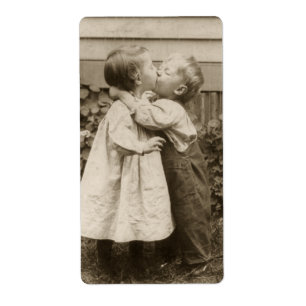 Vintage-Liebesfoto von Kindern, die in einem Garte