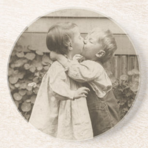Vintage Liebesfoto von Kindern, die in einem Garte Getränkeuntersetzer
