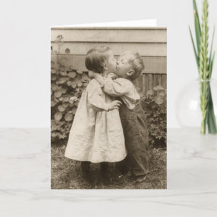Vintage Liebesfoto von Kindern, die in einem Garte Karte