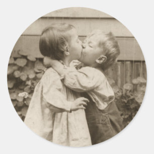 Vintage-Liebesfoto von Kindern, die in einem Garte Runder Aufkleber