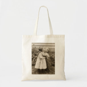 Vintage-Liebesfoto von Kindern, die in einem Garte Tragetasche