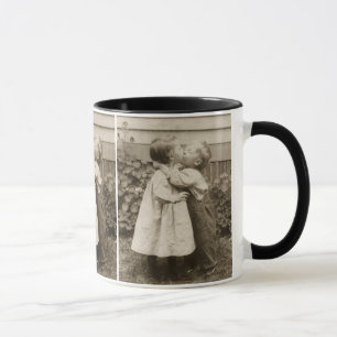 Vintage-Liebesfoto von Kindern, die sich in einem Tasse