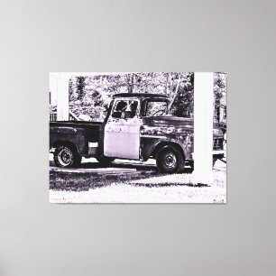 Vintage-LKW unter überdachtem Parkplatz Leinwanddruck