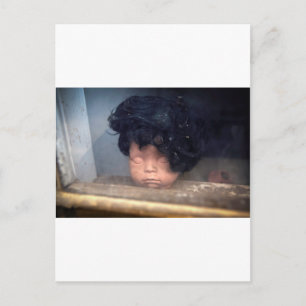 Vintage Luftpuppe am schlechten Haaretag im Fenste Postkarte