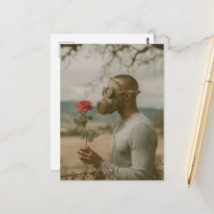 Vintage-Mann in einer Gasmaske rote Rose apokalypt Postkarte