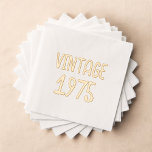 Vintage Meilensteine zum Geburtstag Servietten Mit Folie<br><div class="desc">Fügen Sie Ihrer Feier eine Touch Nostalgie hinzu, mit dem Vintagen Meilenstein zum Geburtstag Keepake Napkins. Diese Servietten sind in einem charmanten, Vintagen Design personalisiert und machen sie zu einer einzigartigen und unvergesslichen Ergänzung zu Ihrer Veranstaltung. Aus hochwertigem, absorbierendem Material gefertigt, sind sie perfekt für Getränke und Snacks. Diese individuell...</div>