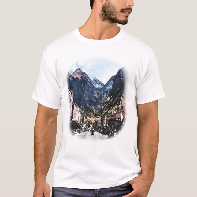 Vintage Mountain Town Street View Graphic T-Shirt (Vorderseite)