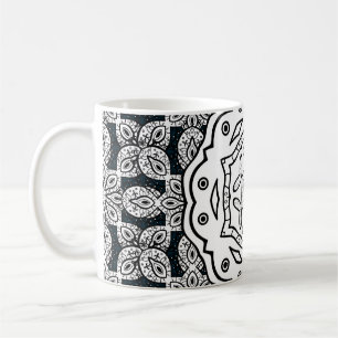 Vintage-Muster auf blauem Hintergrund mit weißen E Kaffeetasse