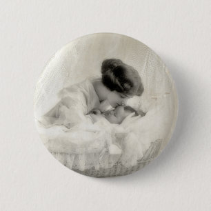 Vintage Mutter, die Baby in der Korbwiege küsst Button